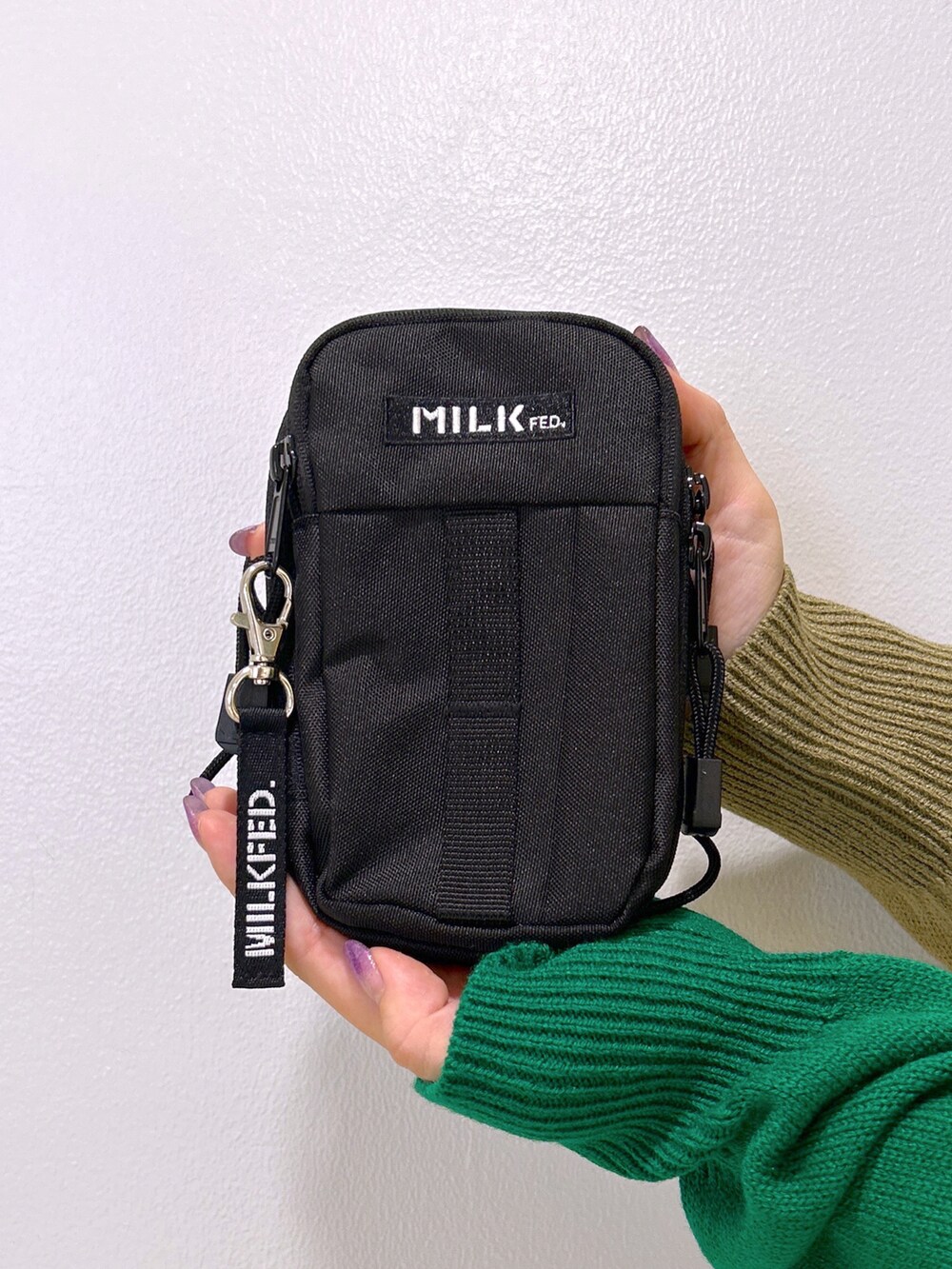 ベージュ系のカーディガン/ボレロ、ブラック系のショルダーバッグ、ベージュ系のワンピースを着用したレディースの夏コーディネートの4枚目の写真