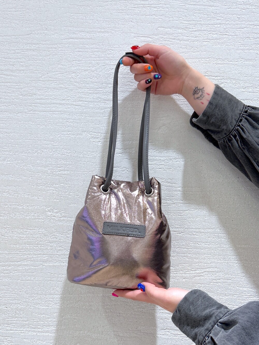 ブラック系のシャツ/ブラウス、イエロー系のその他パンツ、ブラック系のスカートを着用したレディースの春コーディネートの6枚目の写真