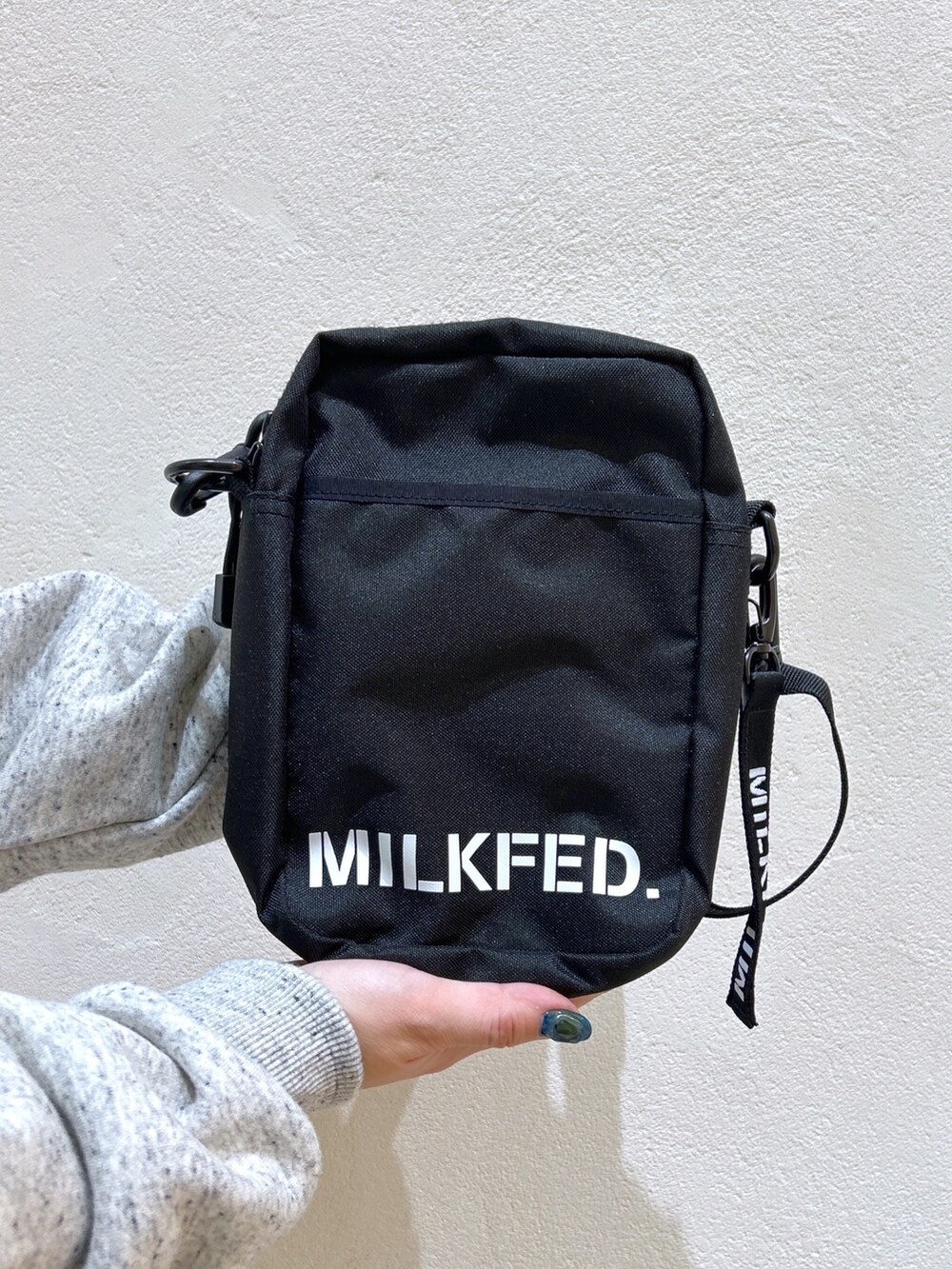 グリーン系のその他トップス、その他のパーカー、ブラック系のショルダーバッグを着用したレディースの冬コーディネートの5枚目の写真