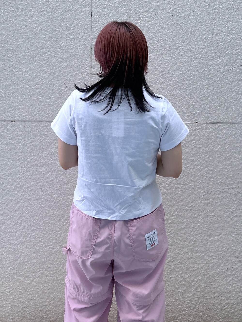 ホワイト系のTシャツ/カットソー、ピンク系のショルダーバッグ、ピンク系のその他パンツを着用したレディースの夏コーディネートの6枚目の写真