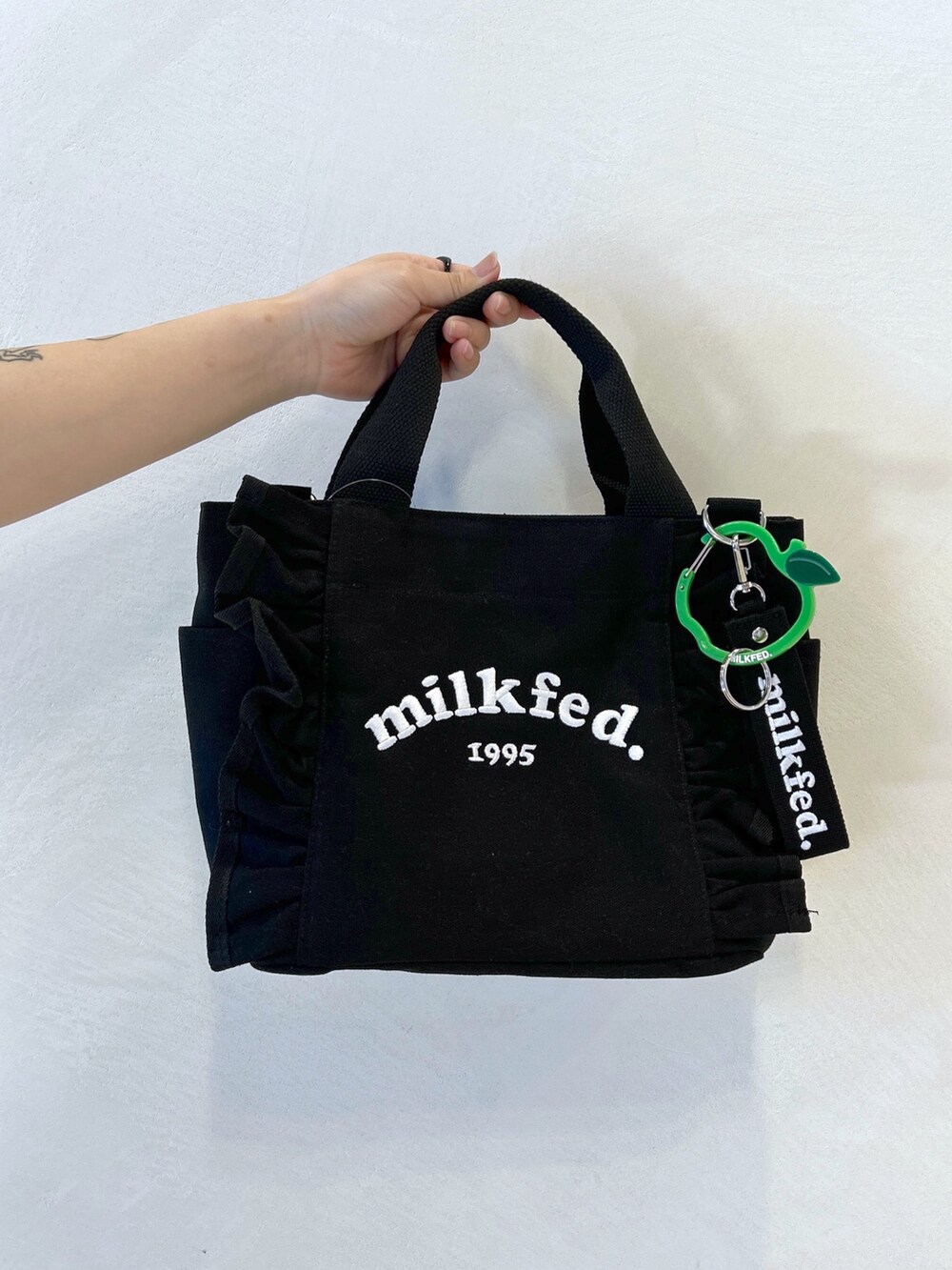 ブルー系のTシャツ/カットソー、ブラック系のショルダーバッグ、ブラック系のブーツを着用したレディースの夏コーディネートの8枚目の写真