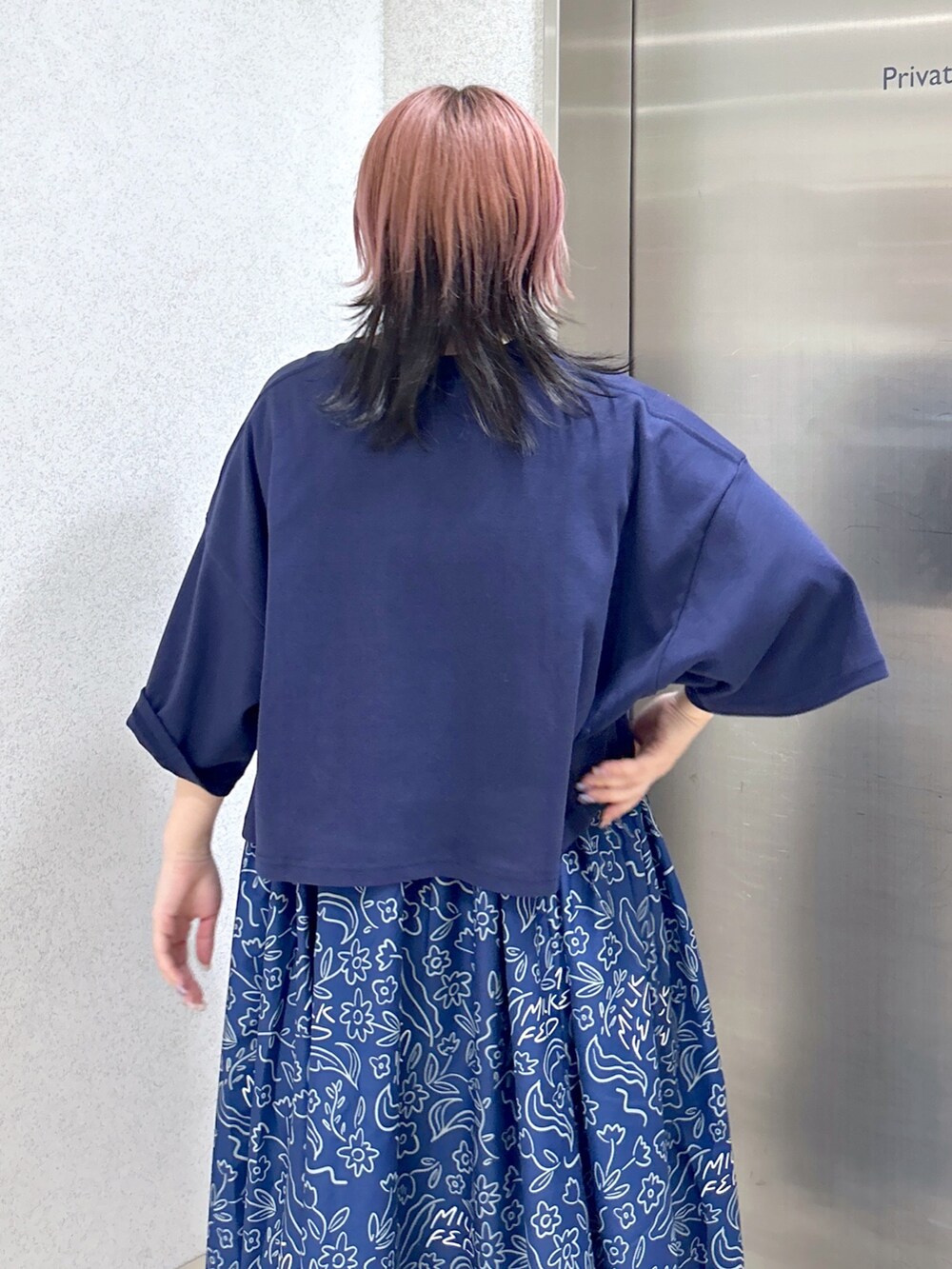 ブルー系のTシャツ/カットソー、ブルー系のワンピース、ホワイト系のショルダーバッグを着用したレディースの春コーディネートの7枚目の写真