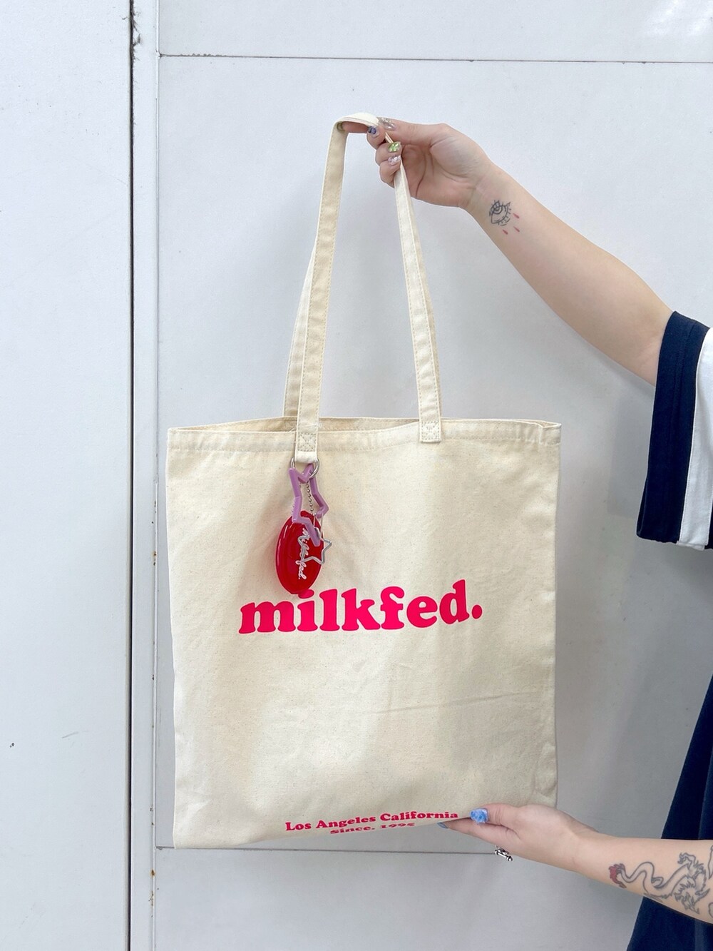 ブルー系のTシャツ/カットソー、ピンク系のその他パンツ、ホワイト系のトートバッグを着用したレディースの春コーディネートの8枚目の写真