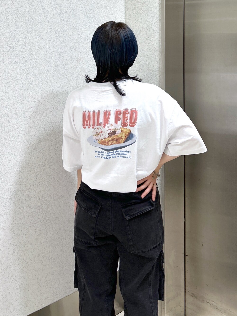 ブラック系のカーゴパンツ、ブラック系のショルダーバッグ、ホワイト系のTシャツ/カットソーを着用したレディースの夏コーディネートの5枚目の写真