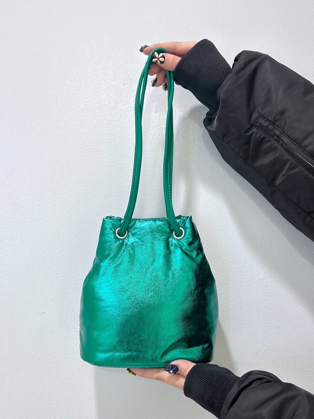 ベージュ系のその他トップス、グリーン系のその他パンツ、グリーン系のショルダーバッグを着用したレディースの冬コーディネートの5枚目の写真