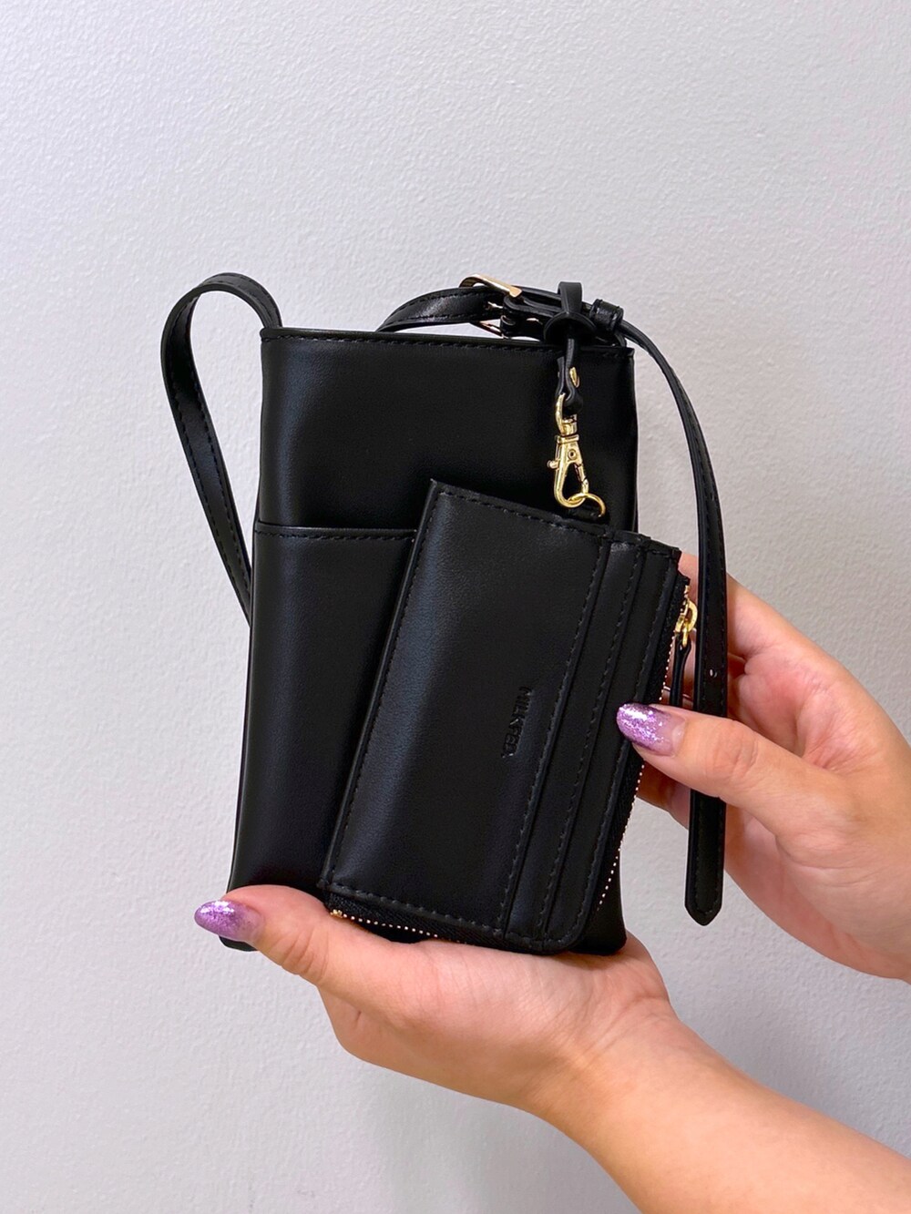 ホワイト系のTシャツ/カットソー、ブラウン系のスカート、ベージュ系のサンダルを着用したレディースの夏コーディネートの5枚目の写真