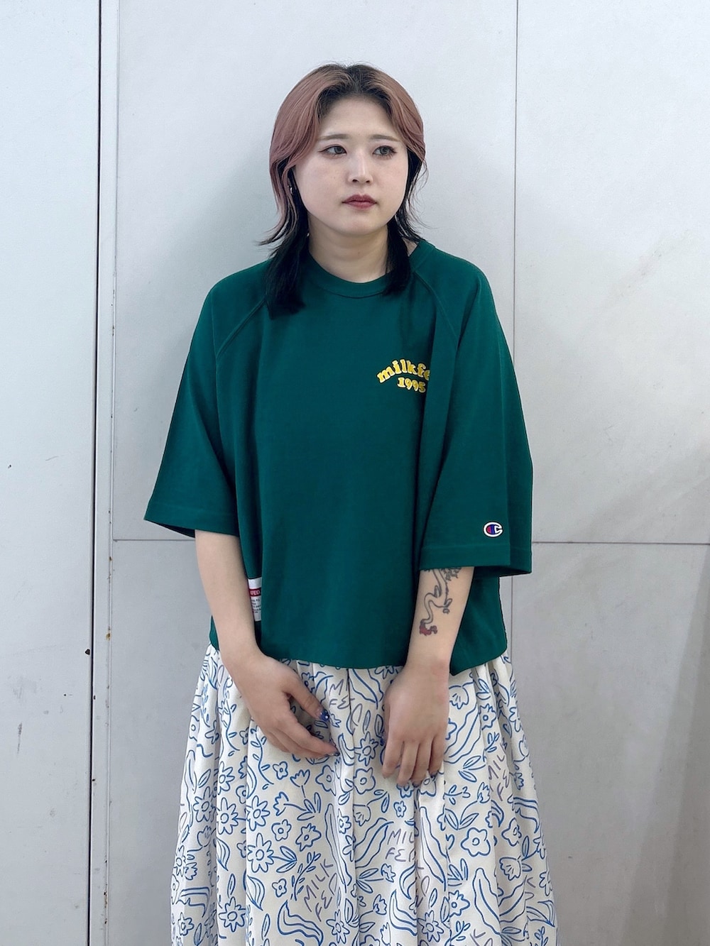 ホワイト系のワンピース、ブラック系のブーツ、グリーン系のショルダーバッグを着用したレディースの夏コーディネートの5枚目の写真