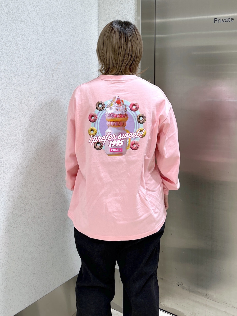 ピンク系のボディバッグ/ウエストポーチ、ピンク系のTシャツ/カットソー、ベージュ系のブルゾンを着用したレディースの冬コーディネートの8枚目の写真