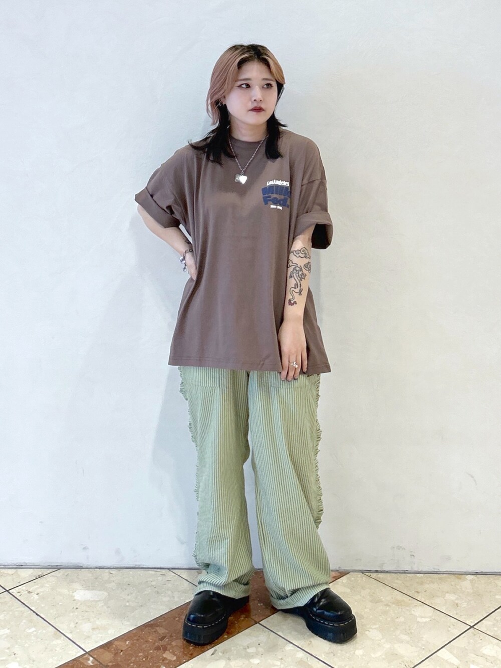 ブラウン系のTシャツ/カットソー、グリーン系のその他パンツ、ピンク系のショルダーバッグを着用したレディースの夏コーディネートの3枚目の写真