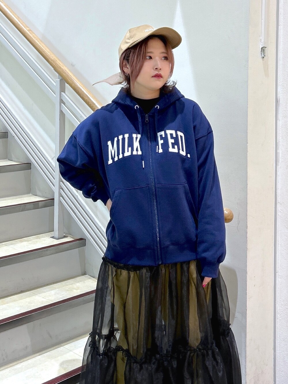 ブルー系のパーカー、イエロー系のその他パンツ、ブラック系のハンドバッグを着用したレディースの冬コーディネートの4枚目の写真