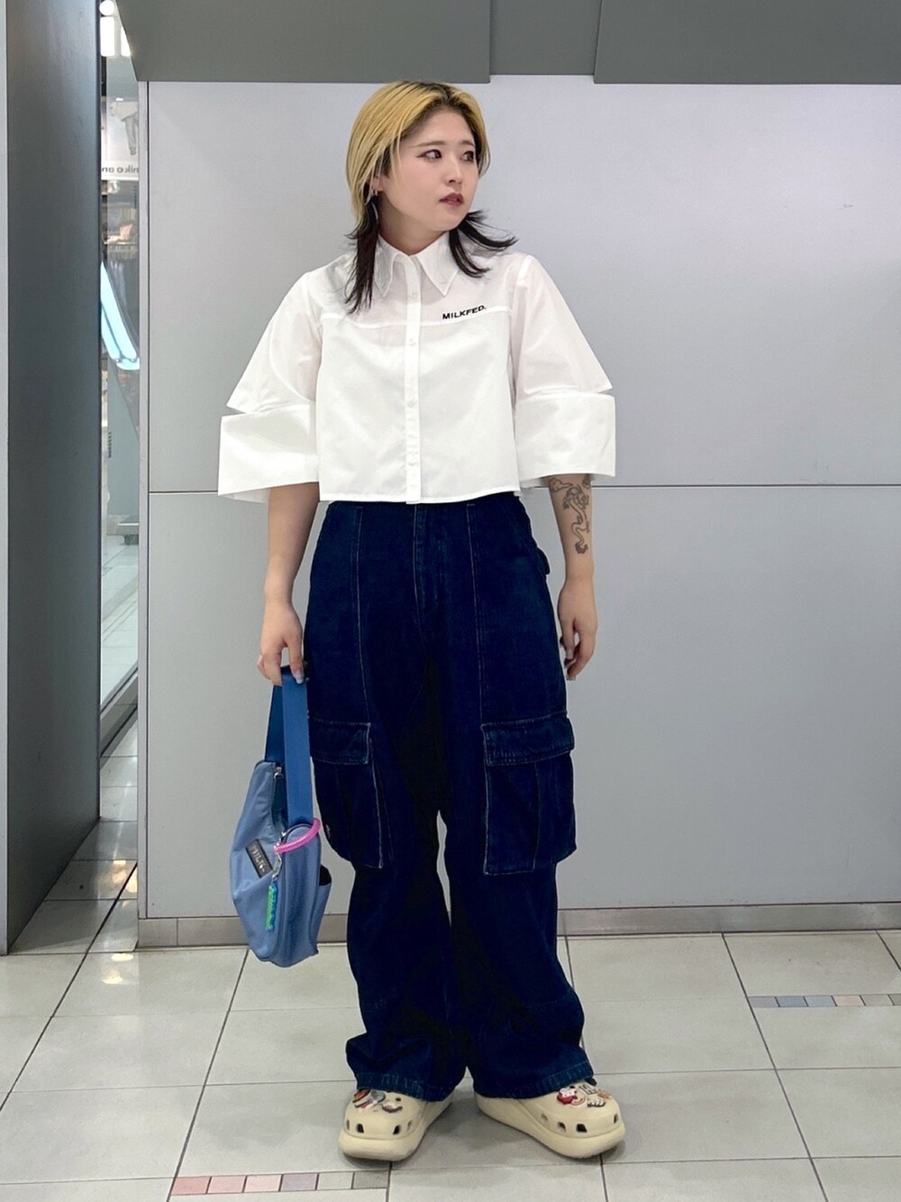 ホワイト系のシャツ/ブラウス、ブルー系のカーゴパンツ、ブルー系のハンドバッグを着用したレディースの春コーディネートの3枚目の写真