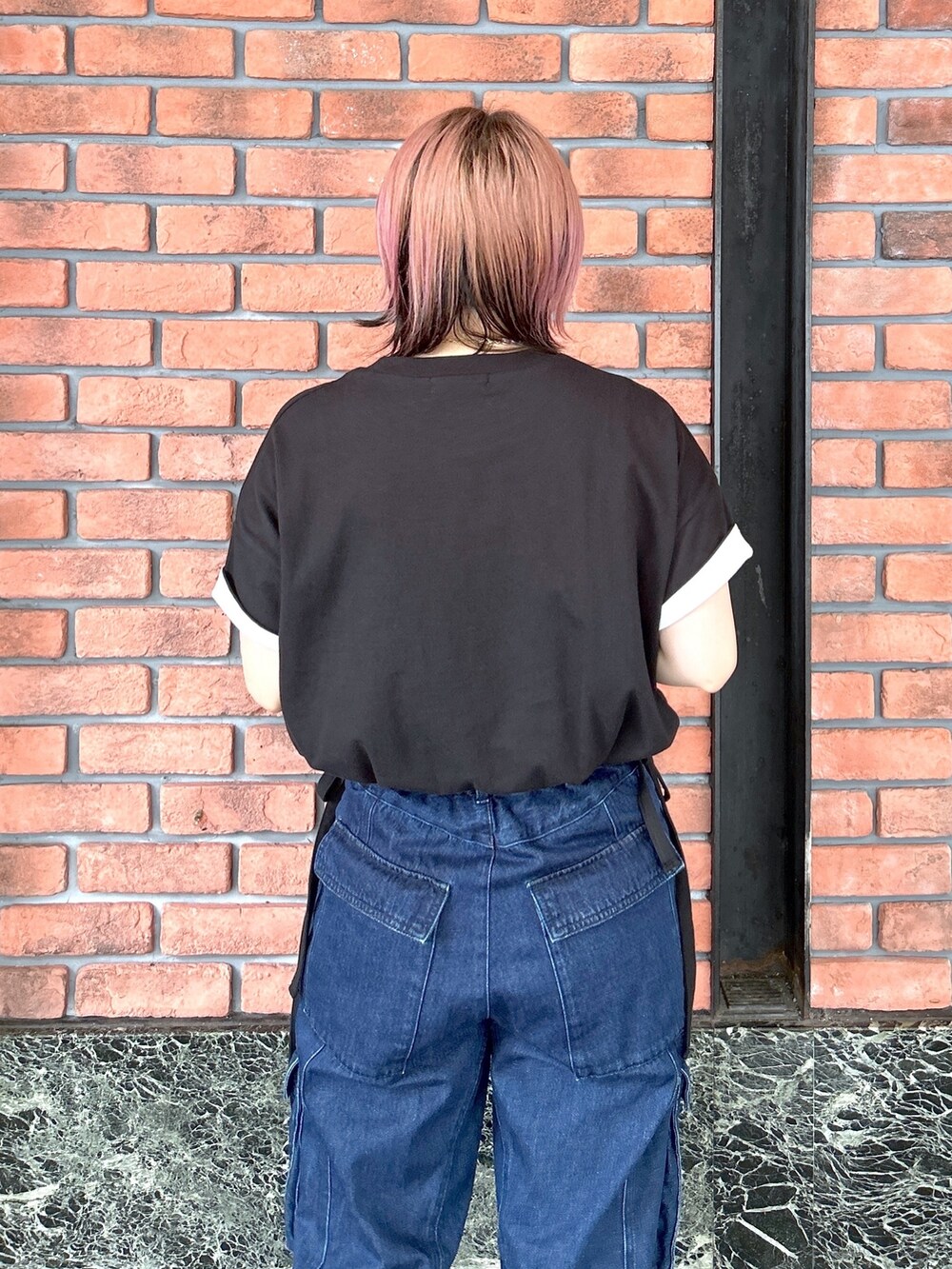 ブラック系のTシャツ/カットソー、ブルー系のカーゴパンツ、ベージュ系のサンダルを着用したレディースの夏コーディネートの5枚目の写真