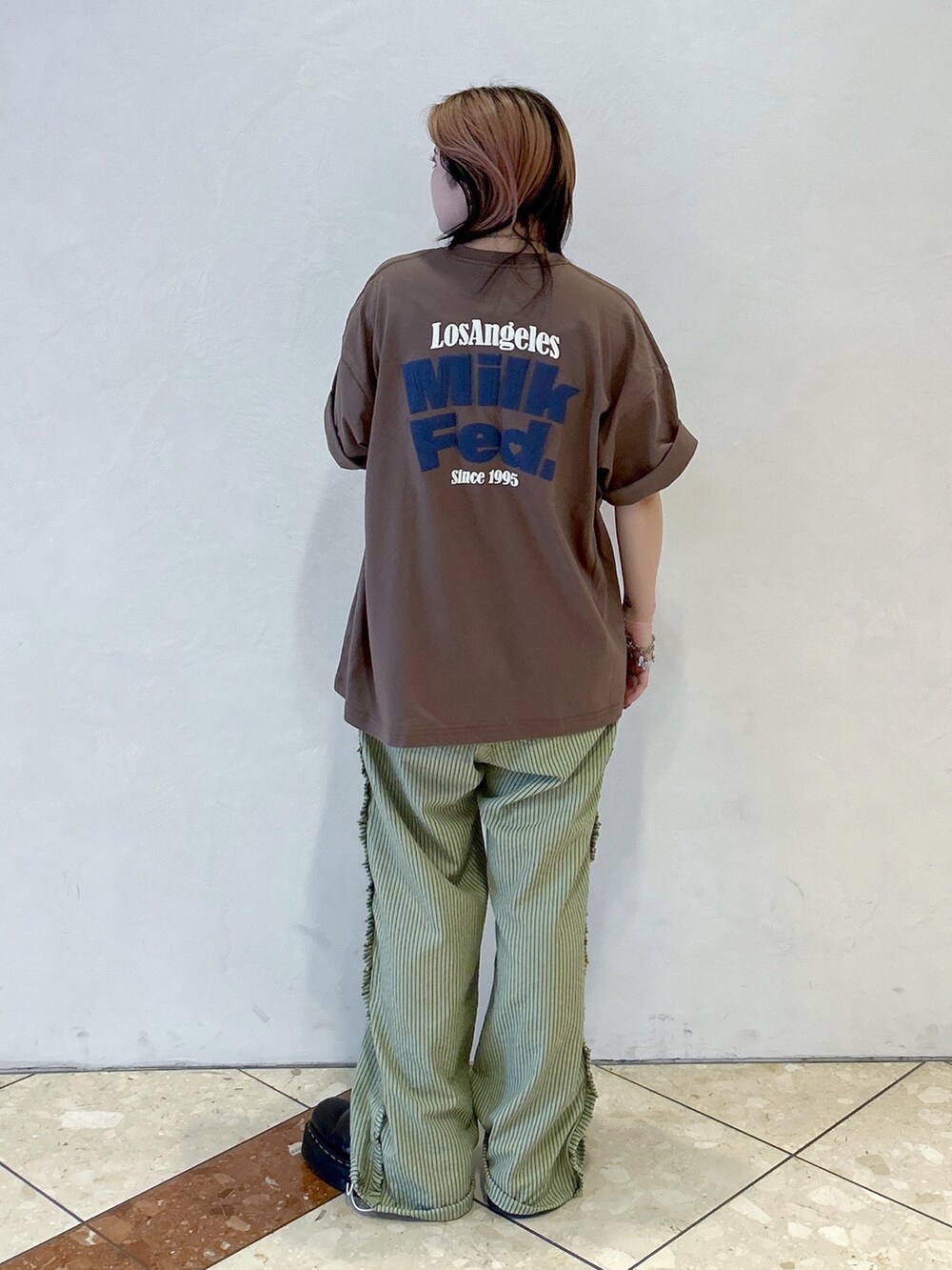 ブラウン系のTシャツ/カットソー、グリーン系のその他パンツ、ピンク系のショルダーバッグを着用したレディースの夏コーディネートの4枚目の写真