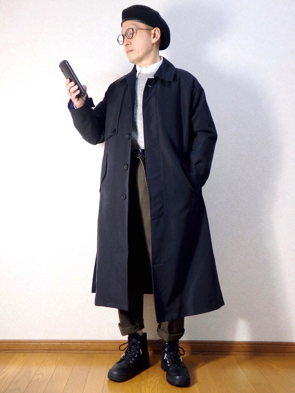 「シンプル、低身長、ロングコート、ステンカラーコート、モノトーン、モヘアニット、ニット、シャツスタイル、タックイン、ロールアップ、黒スニーカー、ハイカットスニーカー、スラックス、ブラック、大人カジュアル」|「FACTOTUMの【FACTOTUM】ウールライクコットンニドム加工ステンカラーコート(ステンカラーコート、ブラック系)」を使った、SAT-TUNさん(メンズ・159cm)の冬コーディネートの2枚目の写真