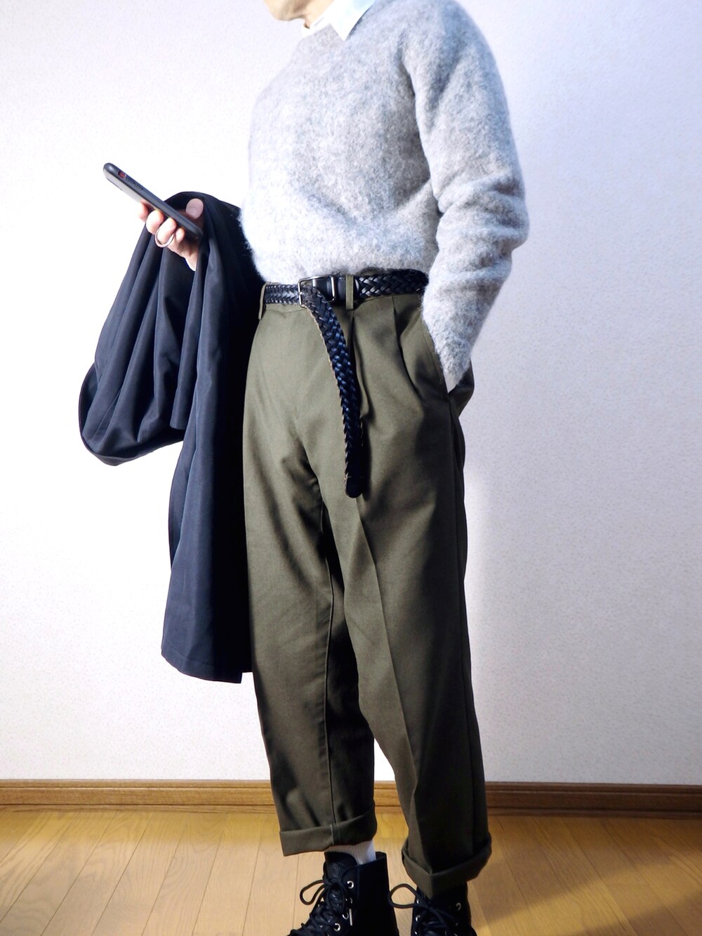 「シンプル、低身長、ロングコート、ステンカラーコート、モノトーン、モヘアニット、ニット、シャツスタイル、タックイン、ロールアップ、黒スニーカー、ハイカットスニーカー、スラックス、ブラック、大人カジュアル」|「FACTOTUMの【FACTOTUM】ウールライクコットンニドム加工ステンカラーコート(ステンカラーコート、ブラック系)」を使った、SAT-TUNさん(メンズ・159cm)の冬コーディネートの3枚目の写真