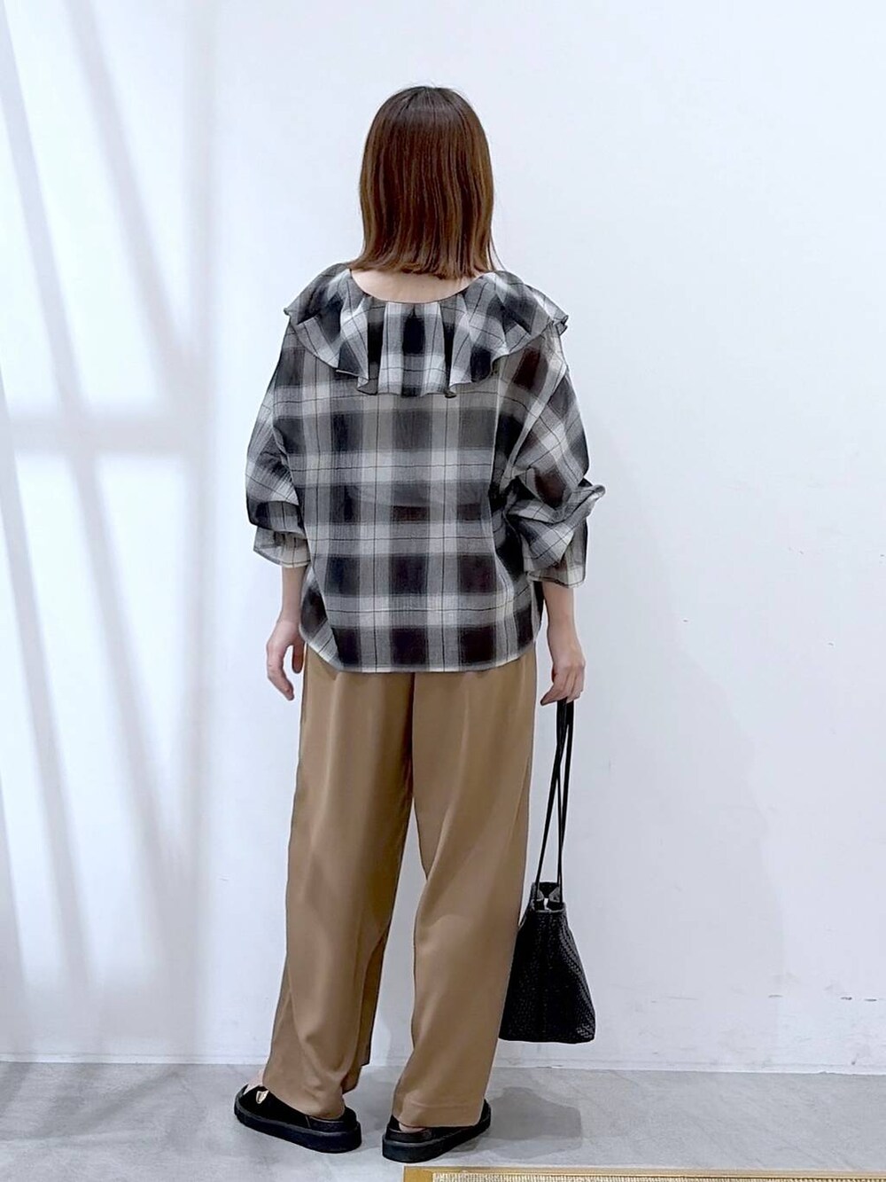 ブラック系のシャツ/ブラウス、ブラック系のその他パンツ、ブラック系のトートバッグを着用したレディースの夏コーディネートの4枚目の写真