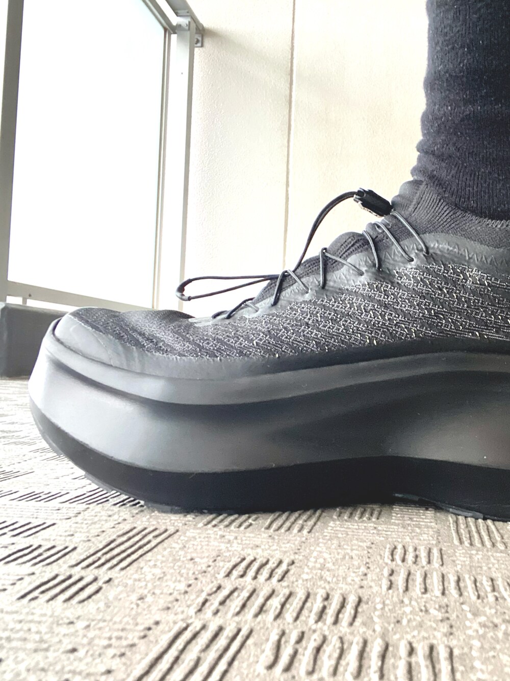 ブラック系のスニーカー、その他のその他パンツ、グリーン系のカーディガン/ボレロを着用したメンズの冬コーディネートの3枚目の写真