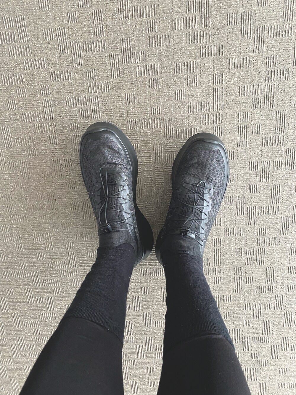 ブラック系のスニーカー、その他のその他パンツ、グリーン系のカーディガン/ボレロを着用したメンズの冬コーディネートの4枚目の写真