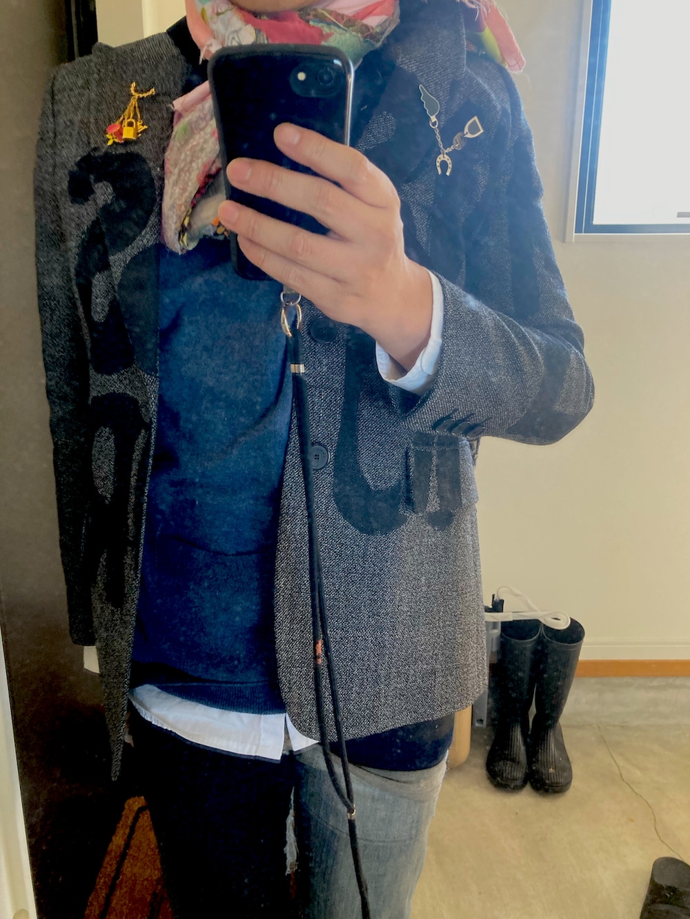 ブルー系のニット/セーター、グレー系のテーラードジャケット、ブルー系のデニムパンツを着用したメンズの春コーディネートの2枚目の写真