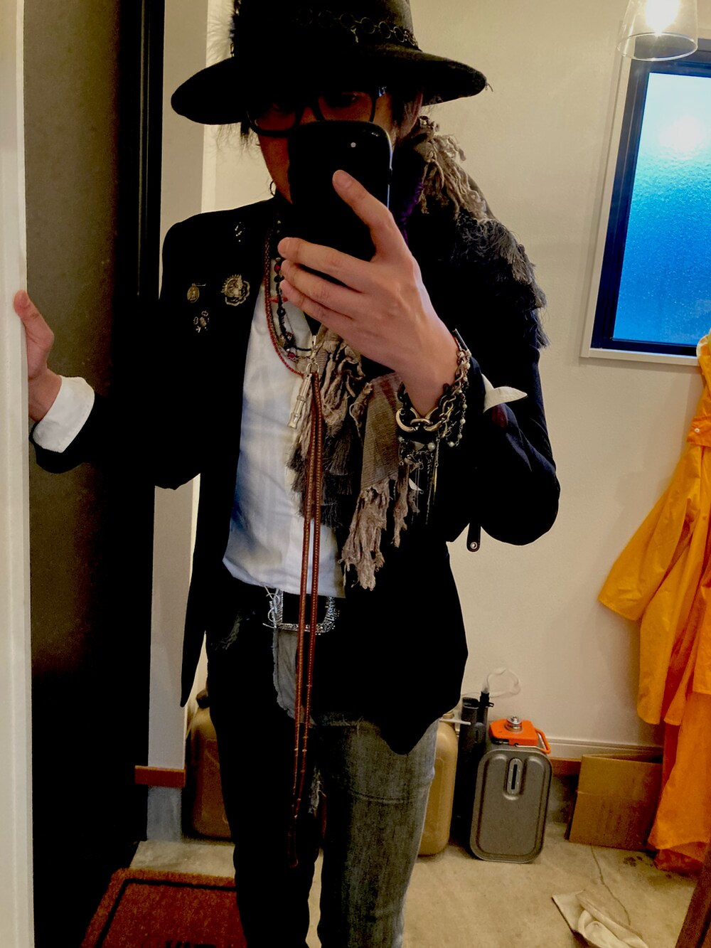 その他のデニムパンツ、ブラック系のテーラードジャケット、シルバー系のブレスレットを着用したメンズの春コーディネートの2枚目の写真