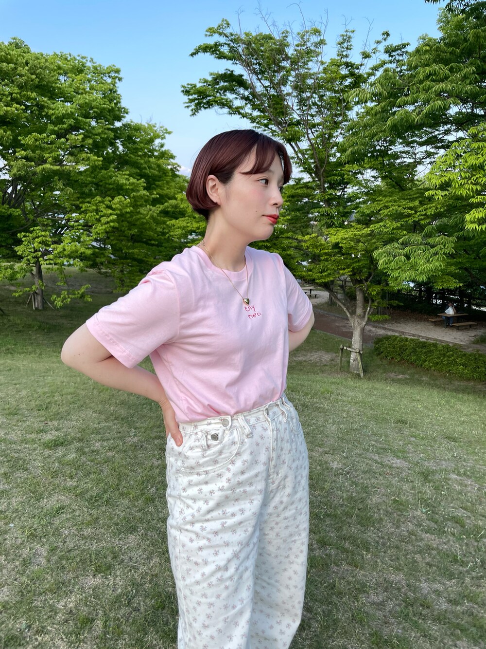 ピンク系のTシャツ/カットソー、ピンク系のパンツ、ブラック系のハンドバッグを着用したレディースの春コーディネートの2枚目の写真