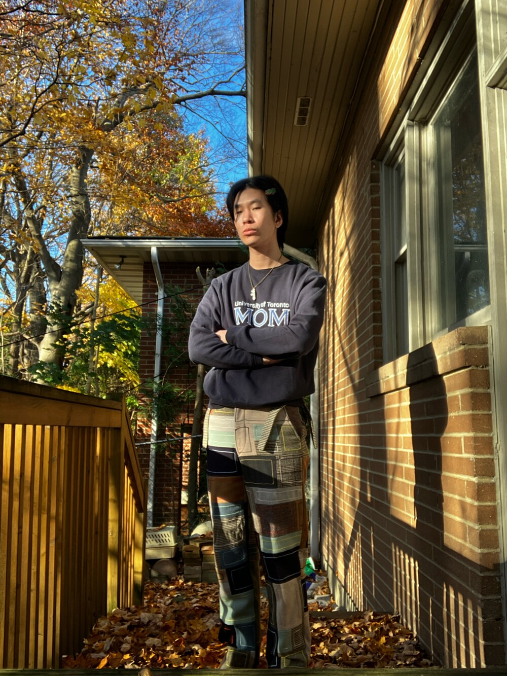 ブルー系のスウェット、その他のスラックス、ブラック系のローファーを着用したメンズの冬コーディネートの2枚目の写真