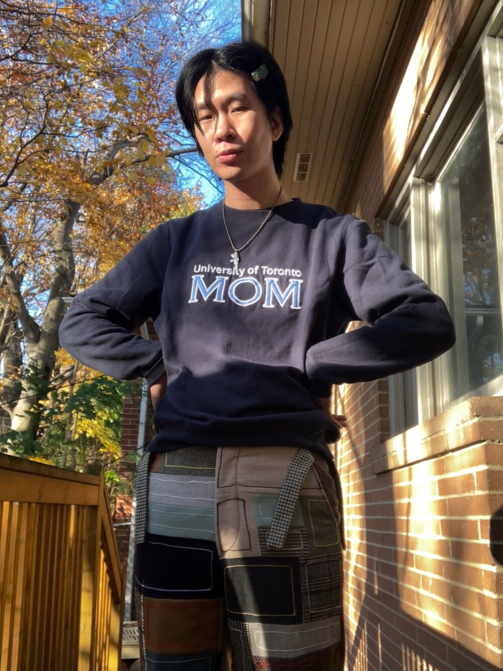 ブルー系のスウェット、その他のスラックス、ブラック系のローファーを着用したメンズの冬コーディネートの3枚目の写真