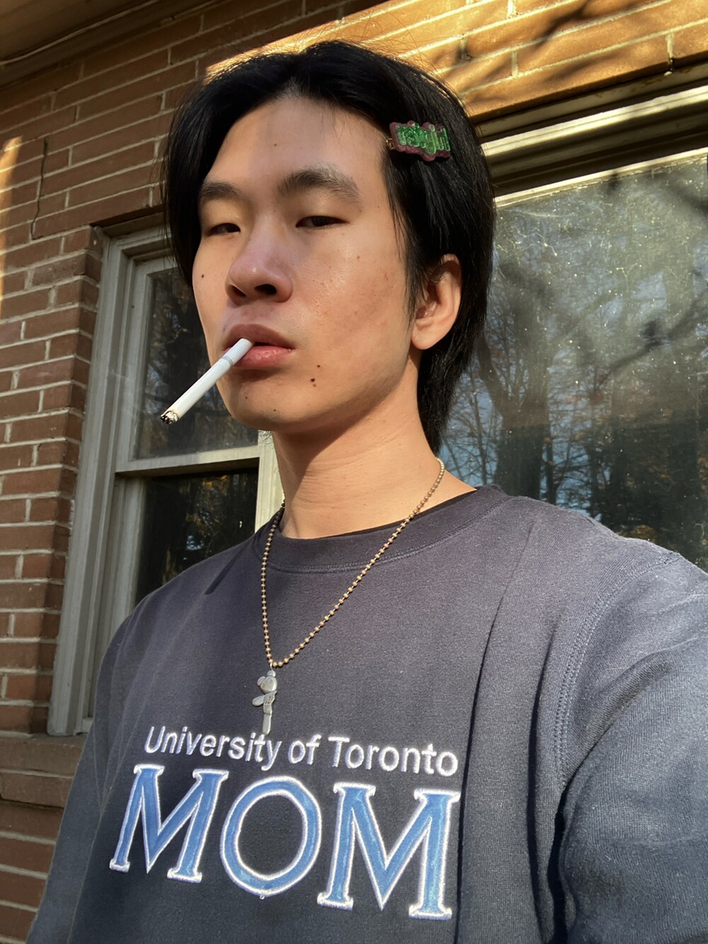 ブルー系のスウェット、その他のスラックス、ブラック系のローファーを着用したメンズの冬コーディネートの4枚目の写真