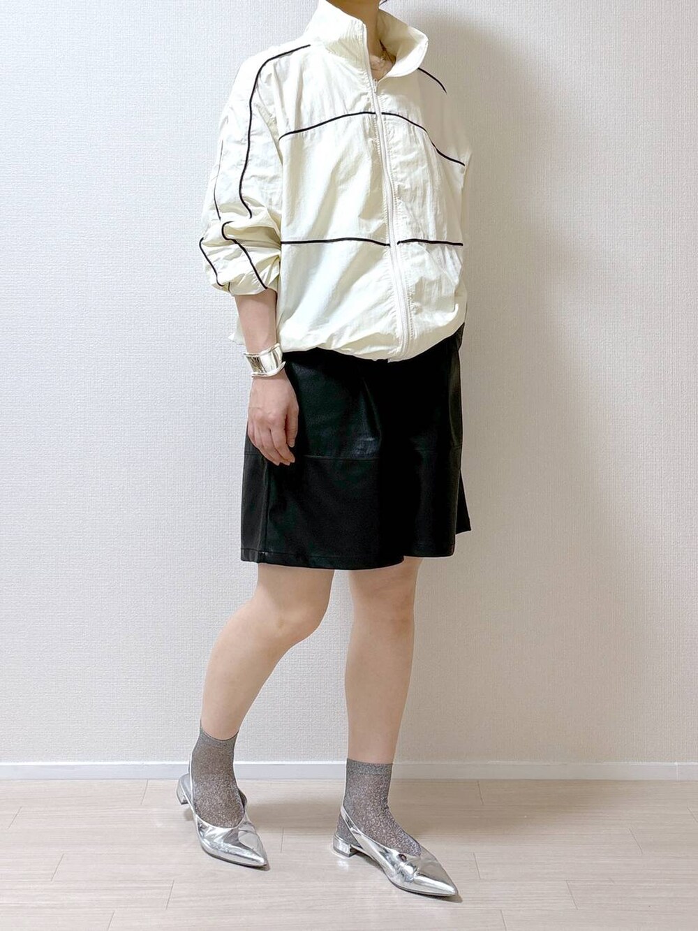 「きれいめ、高見え、ワントーン、高身長、個性派、モード、メンズライク、カジュアル、着痩せ・細見え、Over40スタッフ、ショートパンツ、ハーフパンツ、ソックス、トラックジャケット、スポーツミックス」｜「LOWRYS FARMのリボンツキ２ＷＡＹミュール　100500（パンプス、シルバー系）」を使った、はやまさんさん（レディース・165cm）の秋コーディネートの8枚目の写真