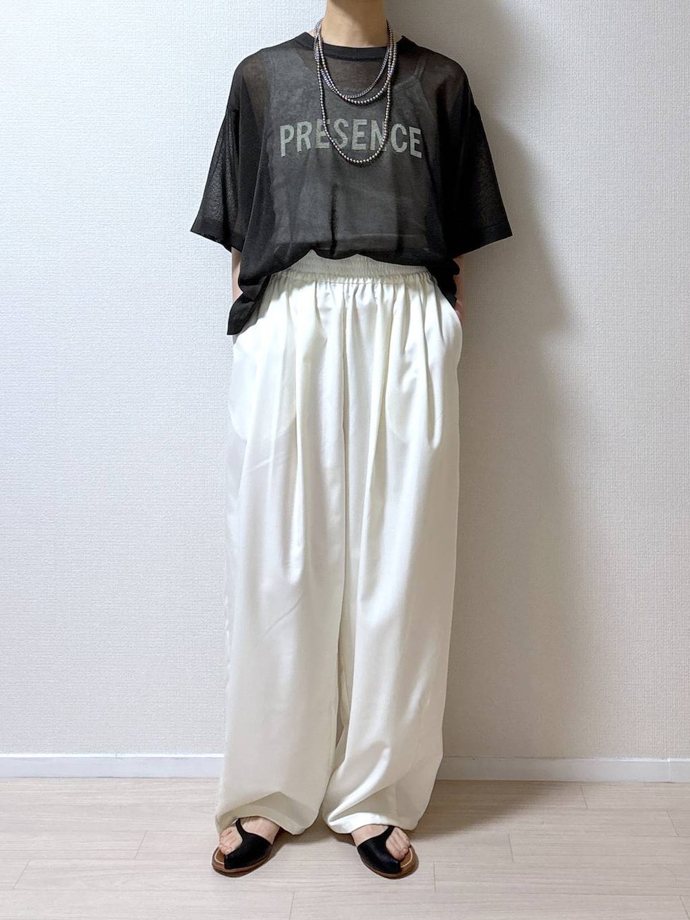 グレー系のニット/セーター、ホワイト系のその他パンツを着用したレディースの夏コーディネートの9枚目の写真