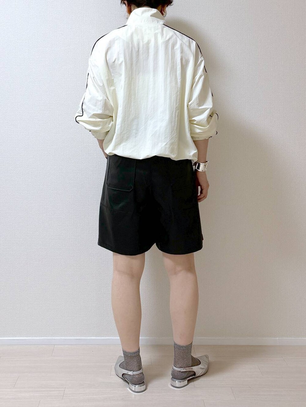 「きれいめ、高見え、ワントーン、高身長、個性派、モード、メンズライク、カジュアル、着痩せ・細見え、Over40スタッフ、ショートパンツ、ハーフパンツ、ソックス、トラックジャケット、スポーツミックス」｜「LOWRYS FARMのリボンツキ２ＷＡＹミュール　100500（パンプス、シルバー系）」を使った、はやまさんさん（レディース・165cm）の秋コーディネートの5枚目の写真