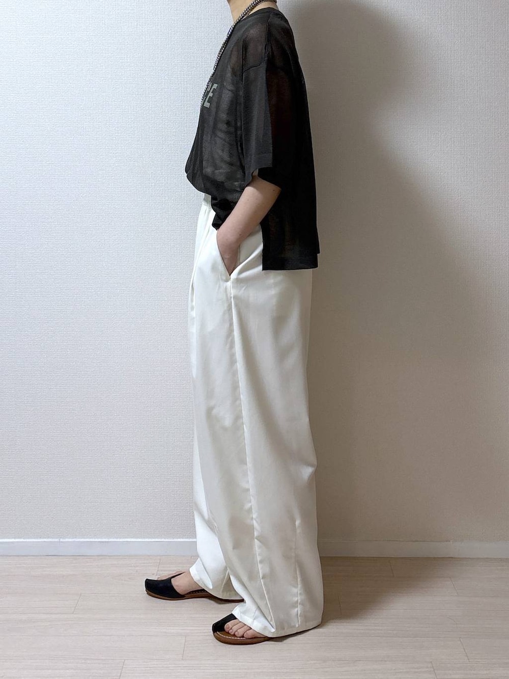 グレー系のニット/セーター、ホワイト系のその他パンツを着用したレディースの夏コーディネートの6枚目の写真