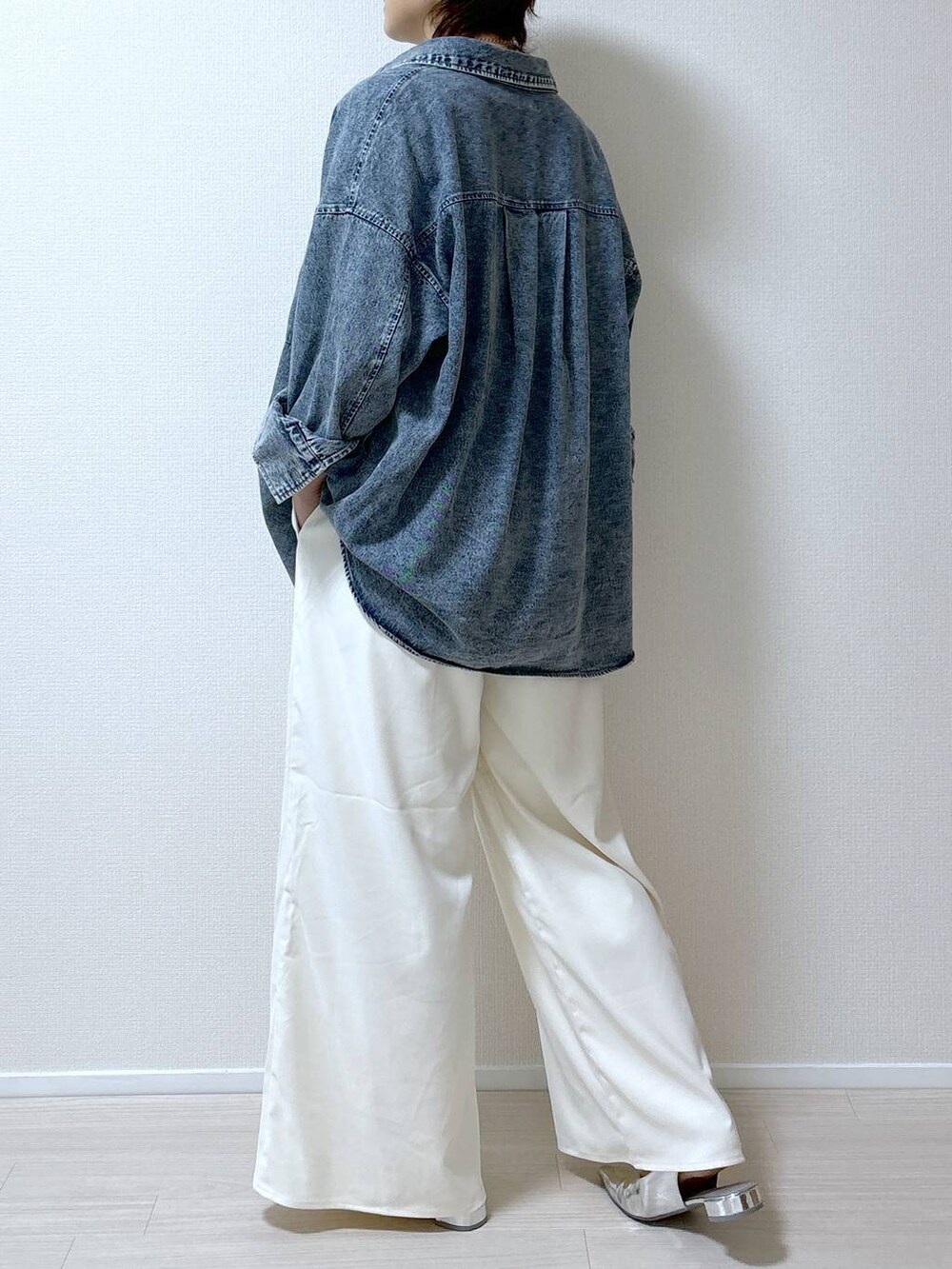 シルバー系のパンプス、ホワイト系のTシャツ/カットソー、ホワイト系のその他パンツを着用したレディースの秋コーディネートの5枚目の写真