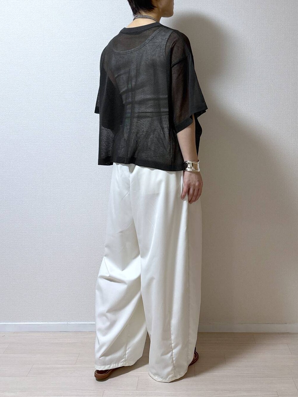 グレー系のニット/セーター、ホワイト系のその他パンツを着用したレディースの夏コーディネートの3枚目の写真