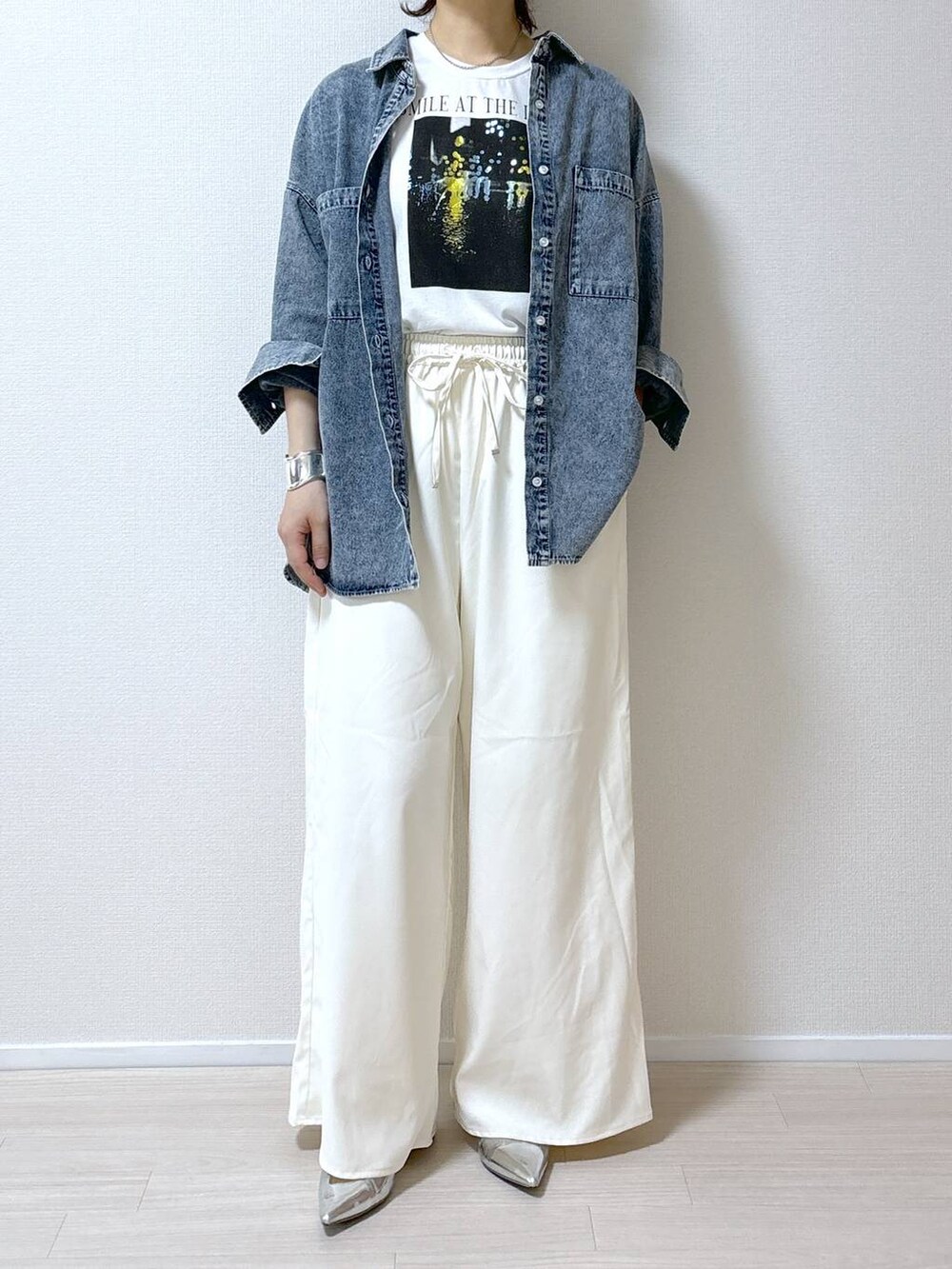 シルバー系のパンプス、ホワイト系のTシャツ/カットソー、ホワイト系のその他パンツを着用したレディースの秋コーディネートの8枚目の写真