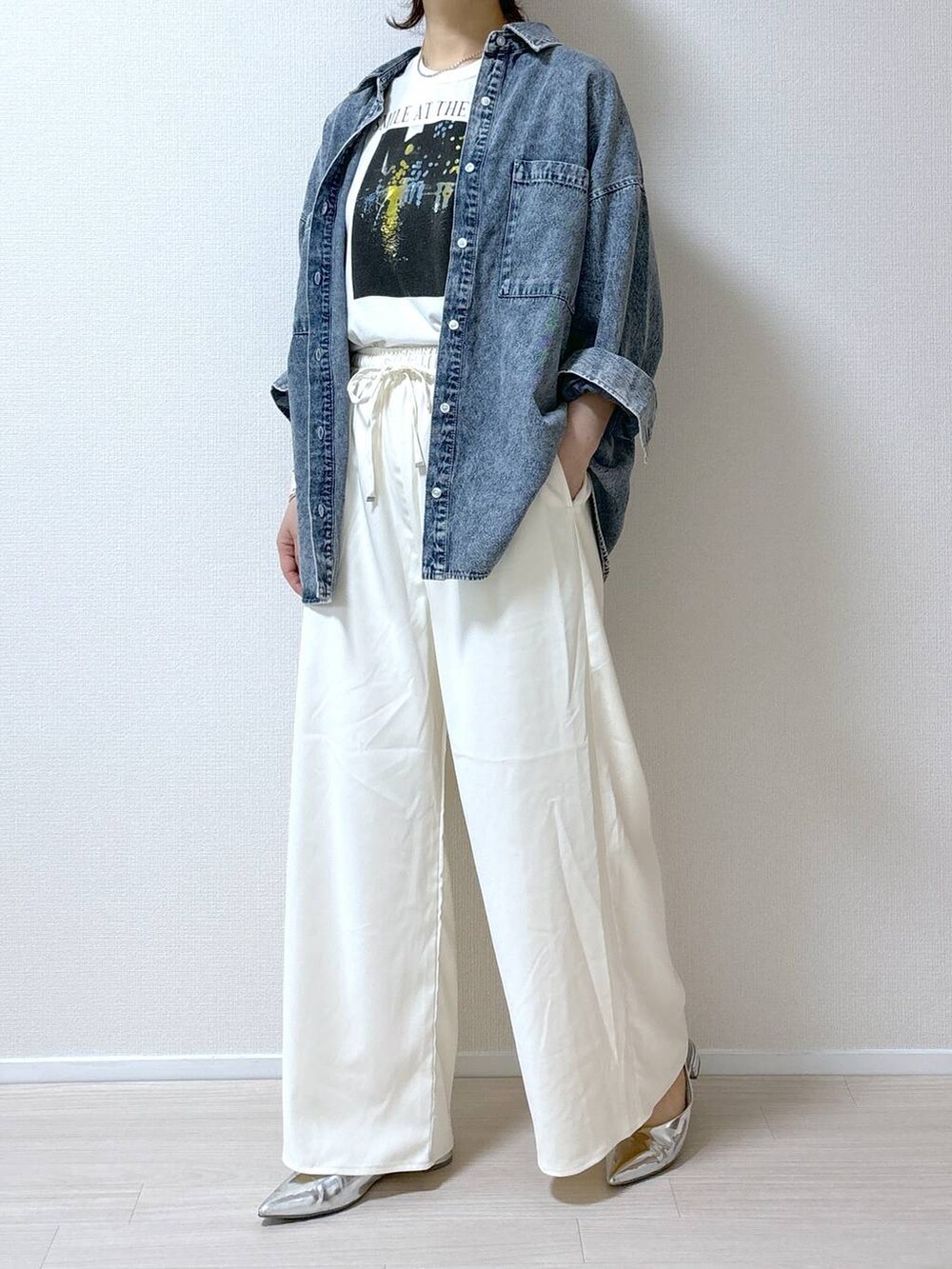 シルバー系のパンプス、ホワイト系のTシャツ/カットソー、ホワイト系のその他パンツを着用したレディースの秋コーディネートの7枚目の写真