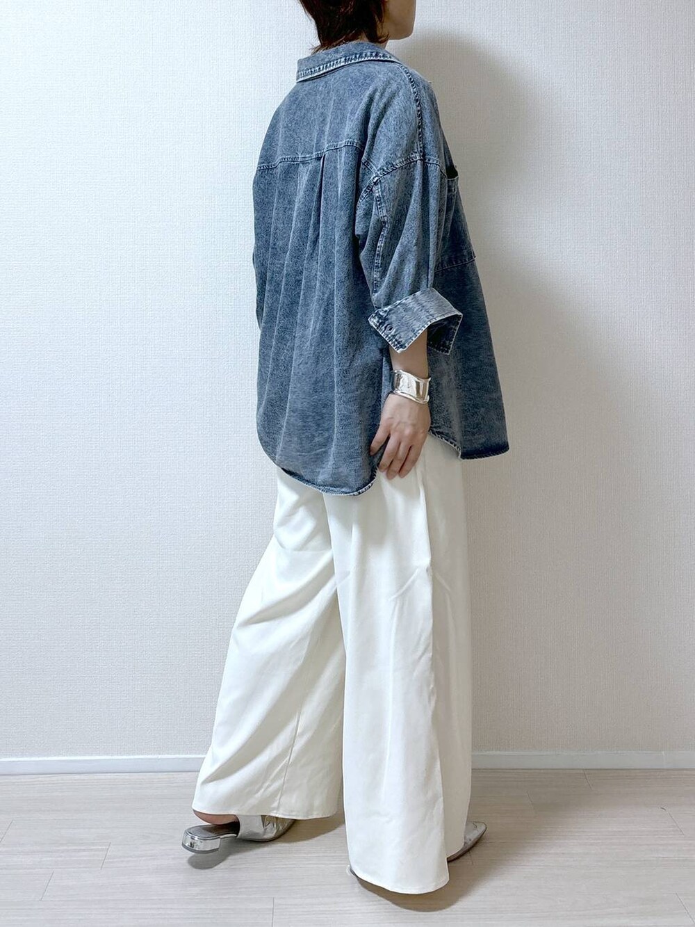 シルバー系のパンプス、ホワイト系のTシャツ/カットソー、ホワイト系のその他パンツを着用したレディースの秋コーディネートの3枚目の写真