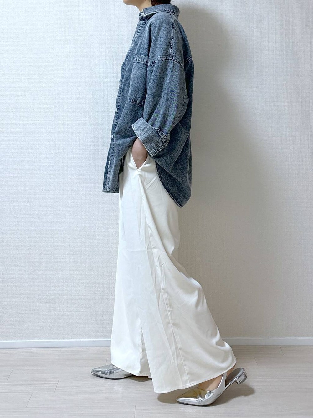 シルバー系のパンプス、ホワイト系のTシャツ/カットソー、ホワイト系のその他パンツを着用したレディースの秋コーディネートの6枚目の写真