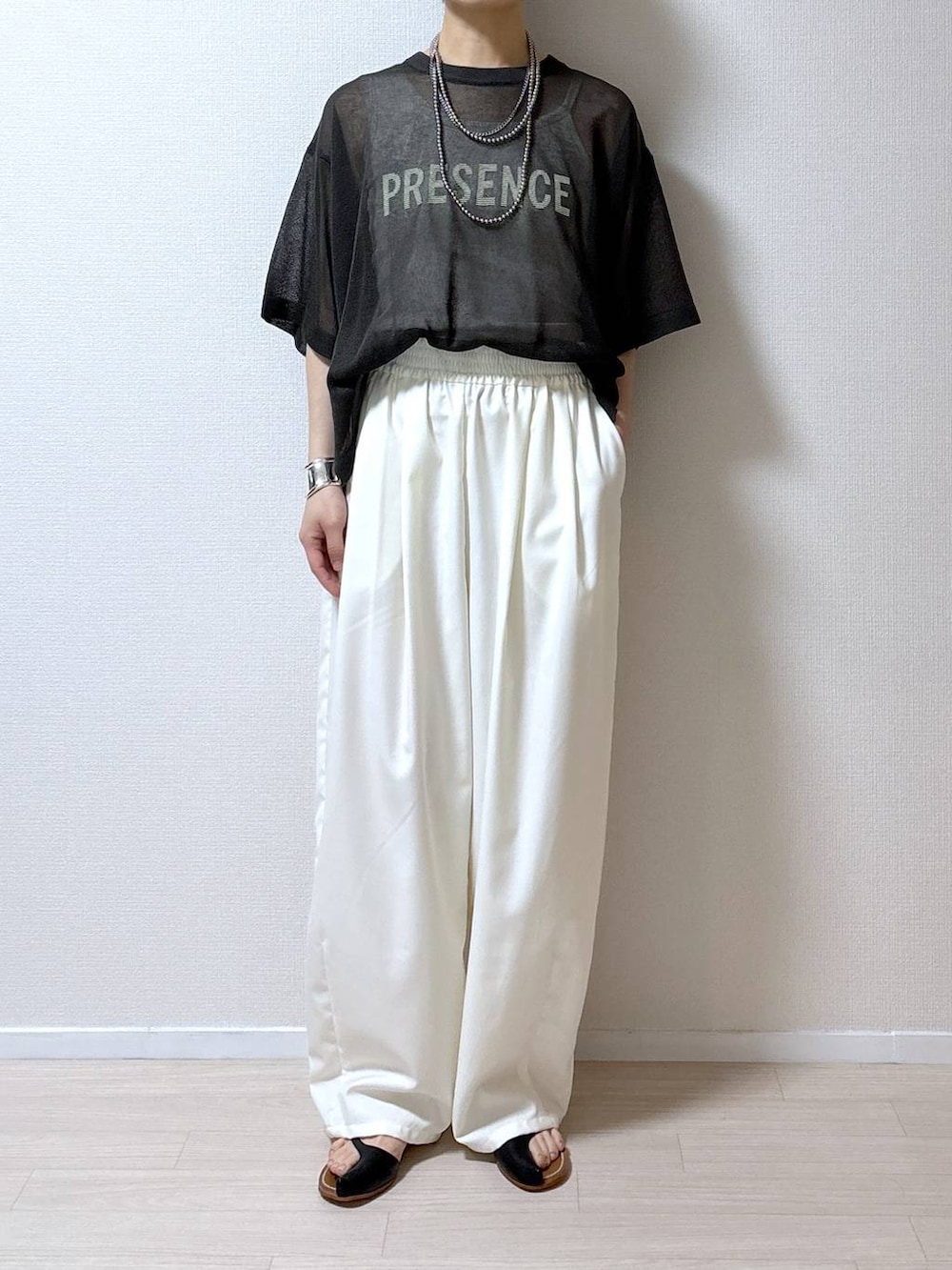 グレー系のニット/セーター、ホワイト系のその他パンツを着用したレディースの夏コーディネートの8枚目の写真