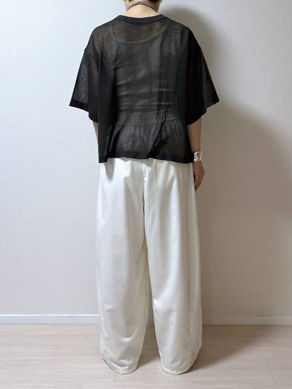 グレー系のニット/セーター、ホワイト系のその他パンツを着用したレディースの夏コーディネートの4枚目の写真