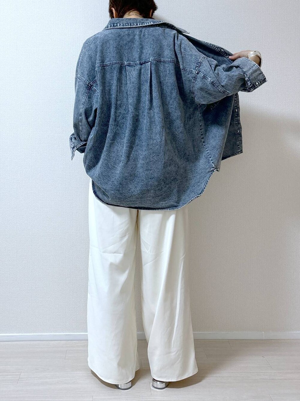 シルバー系のパンプス、ホワイト系のTシャツ/カットソー、ホワイト系のその他パンツを着用したレディースの秋コーディネートの4枚目の写真