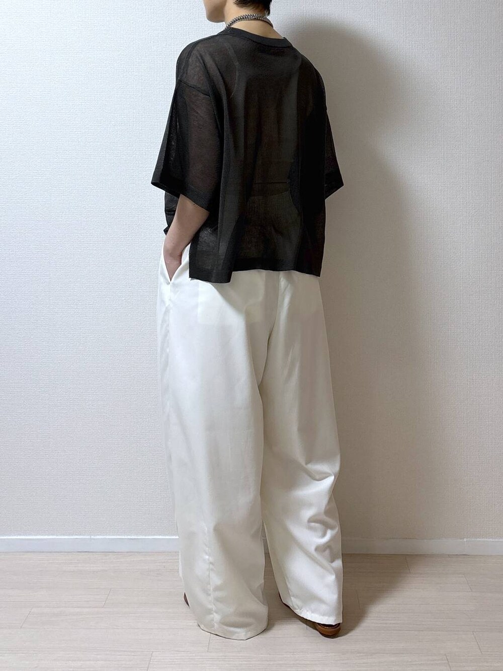 グレー系のニット/セーター、ホワイト系のその他パンツを着用したレディースの夏コーディネートの5枚目の写真