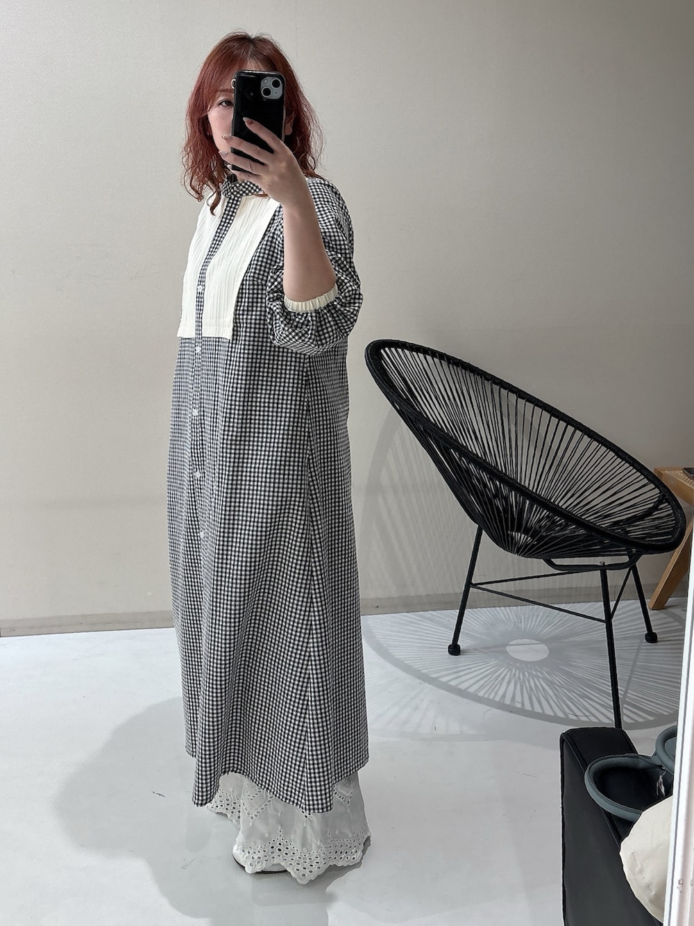 シルバー系のバレエシューズ、ホワイト系のパンツ、ホワイト系のワンピースを着用したレディースの冬コーディネートの2枚目の写真