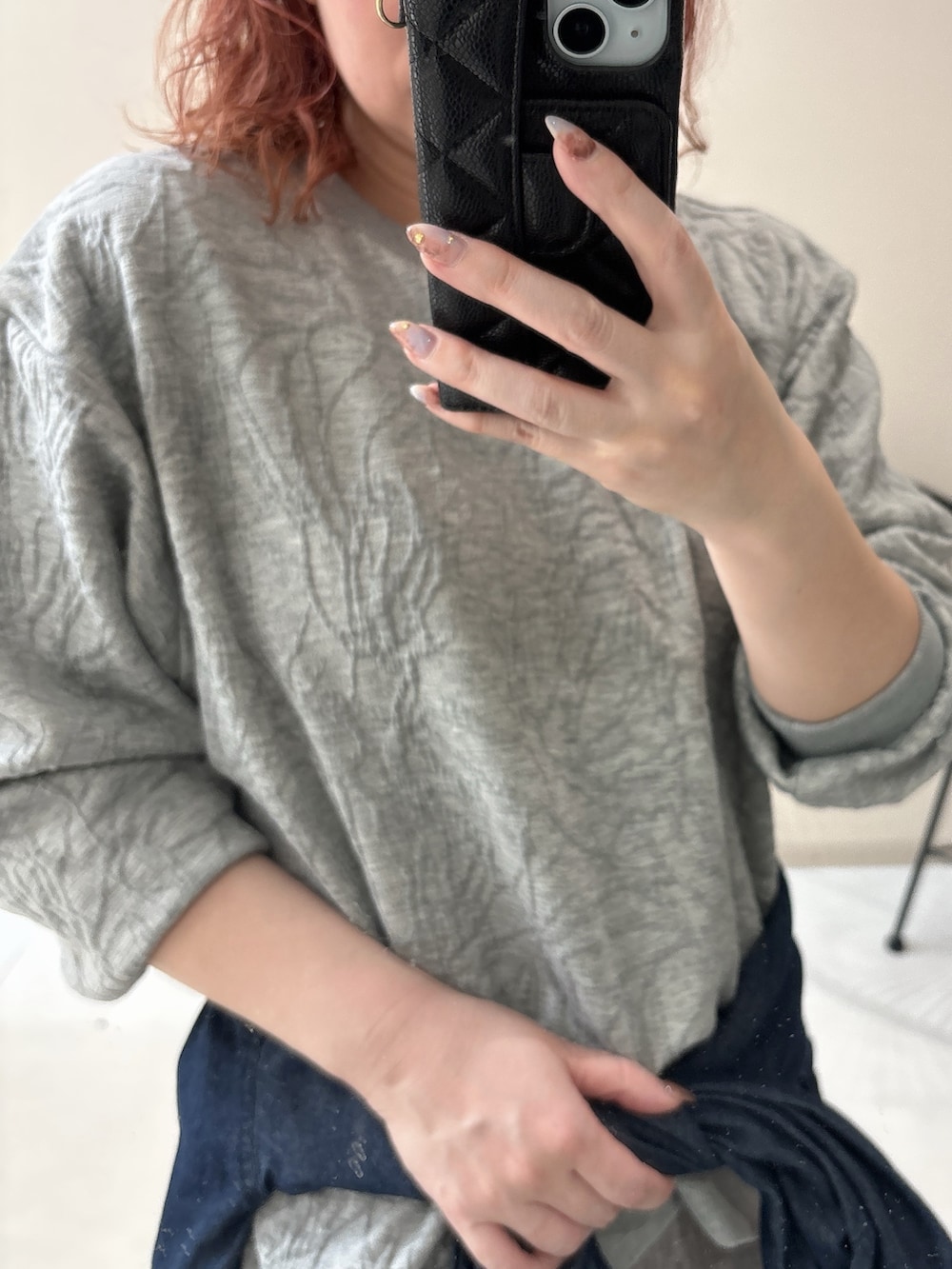 ブラック系のブーツ、グレー系のTシャツ/カットソー、グレー系のスカートを着用したレディースの冬コーディネートの2枚目の写真