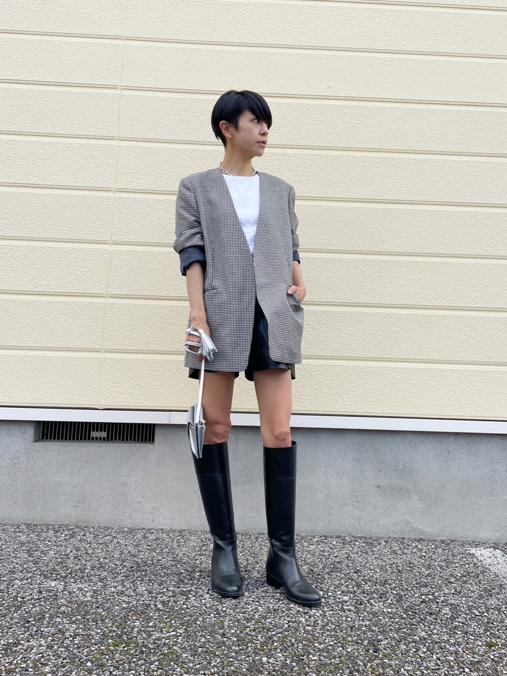 「秋服準備はじめました、ジャケットスタイル、ジャケット、ノーカラージャケット、ロングブーツ、ショートパンツ、チェック、大人カジュアル、BIRTHDAY BAR、ブーツ」｜「Actuallyのフェイクレザー 横型モバイルショルダー 財布（ショルダーバッグ、シルバー系）」を使った、バヤシさん（レディース・157cm）の秋コーディネートの2枚目の写真