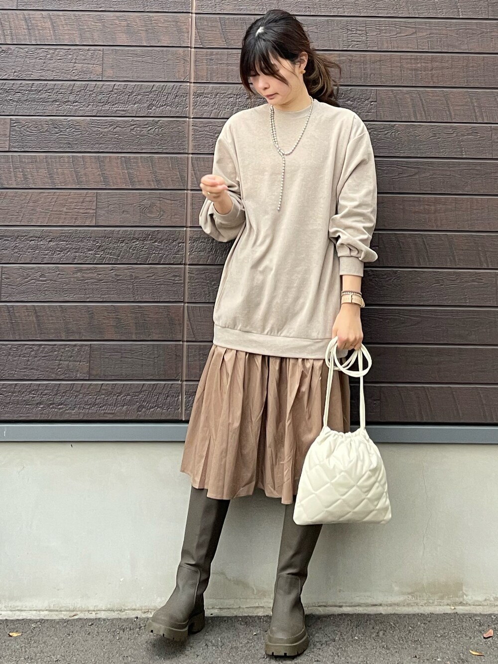 「おしゃれさんと繋がりたい、大人カジュアル、ワンピース、休日スタイル、プチプラ、今日のコーデ、ドッキングワンピ、チェスターコート、ロングブーツ、キルティングバッグ、高身長コーデ、骨格ナチュラル」｜「Green　Parksのカットソードッキングワンピース＊（ワンピース、ベージュ系）」を使った、yokoyama_yuuuさん（レディース・173cm）の冬コーディネートの4枚目の写真