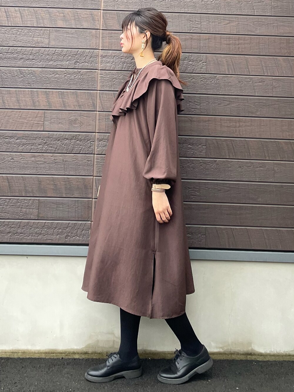 「お出かけコーデ、休日スタイル、キレイめ、高身長コーデ、骨格ナチュラル、プチプラ、ワンピース、モッズコート、ロングコート、グリーン、フリル、ブラウン」｜「ELENCARE DUEの・ELENCARE DUE ナカワタモッズコート＊（その他アウター、ベージュ系）」を使った、yokoyama_yuuuさん（レディース・173cm）の冬コーディネートの4枚目の写真