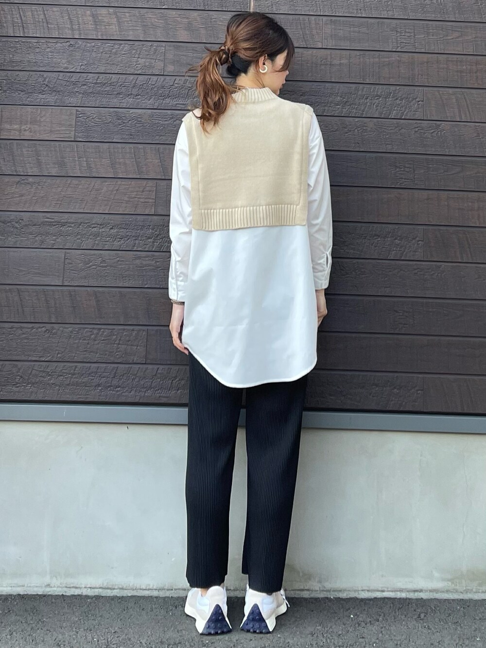 「春服みてみて、休日コーデ、大人カジュアル、プチプラ、高身長コーデ、骨格ナチュラル、ドッキング、プリーツパンツ、チュニック、スニーカー、ニューバランス」｜「Green　Parksのベスト風ドッキングニットチュニック＊（シャツ/ブラウス、ベージュ系）」を使った、yokoyama_yuuuさん（レディース・173cm）の春コーディネートの3枚目の写真