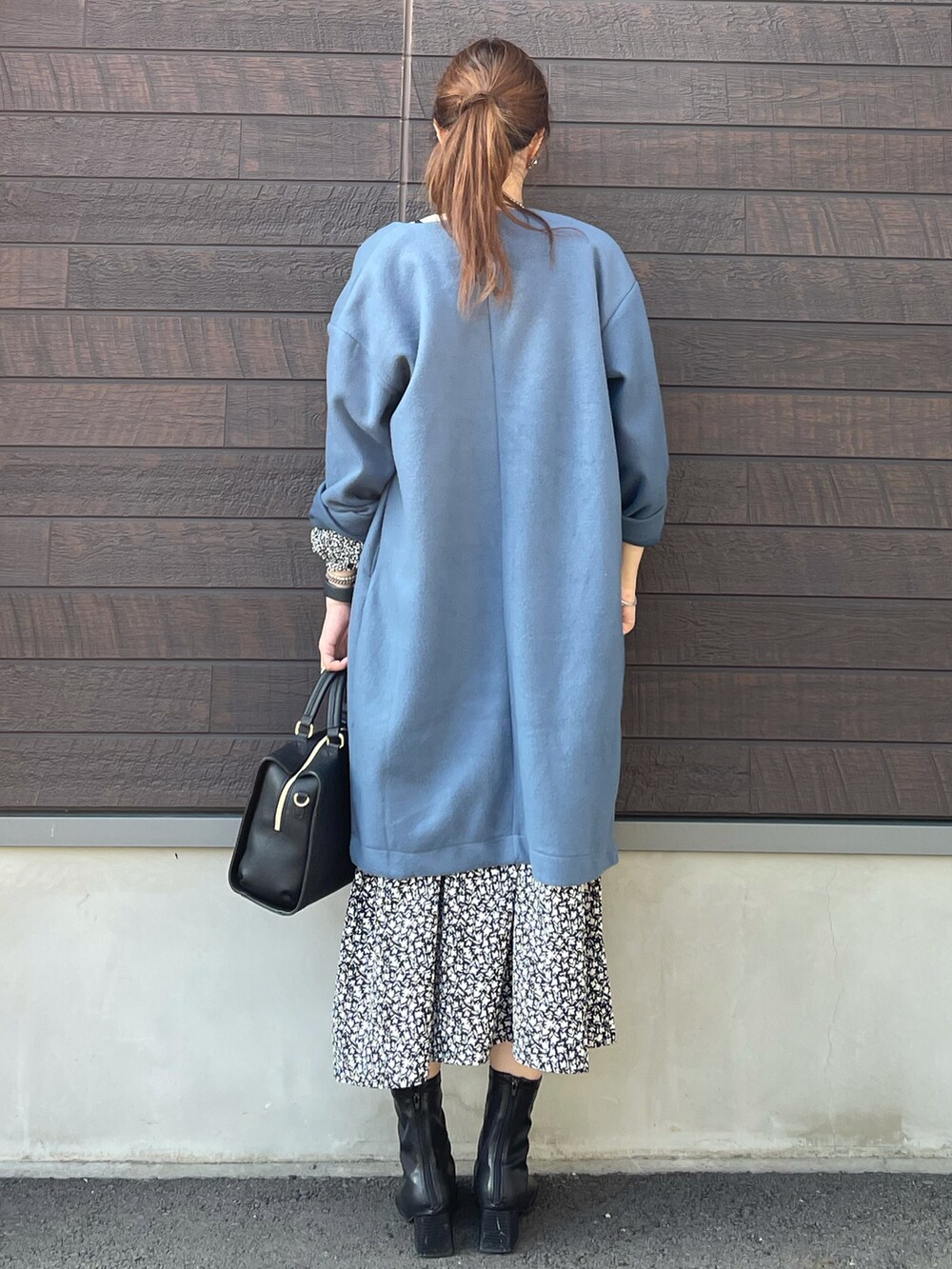 「ワンピース、フラワー、花柄、休日スタイル、プチプラ、フェミニン、ボストンバッグ、大人フェミニン、秋コーデ、秋冬コーデ、スクエアバッグ、コーディガン、高身長コーデ、骨格ナチュラル」｜「Green　Parksの・SUGAR SPOON フラワーptパネルワンピース＊（ワンピース、ブラック系）」を使った、yokoyama_yuuuさん（レディース・173cm）の秋コーディネートの2枚目の写真