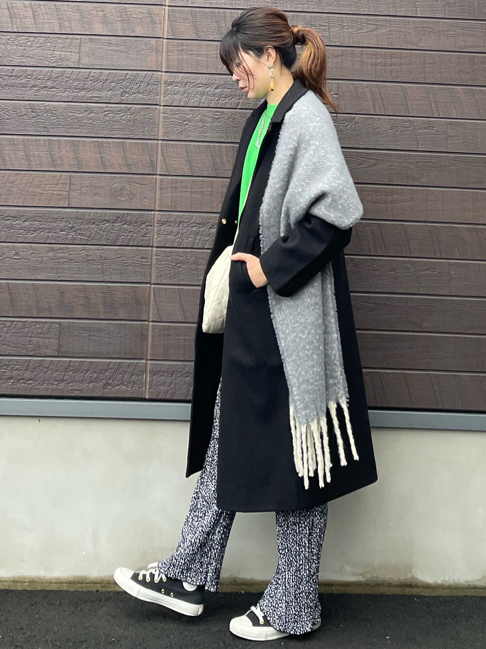「大人カジュアル、きれいめカジュアル、休日スタイル、プチプラ、巾着バッグ、キルティング、おしゃれさんと繋がりたい、高身長コーデ、骨格ナチュラル、チェスターコート、プリーツパンツ、レオパード、アニマル柄、スニーカー、グリーン」|「earth music&ecologyのチェスターコート *(チェスターコート、ブラック系)」を使った、yokoyama_yuuuさん(レディース・173cm)の冬コーディネートの2枚目の写真